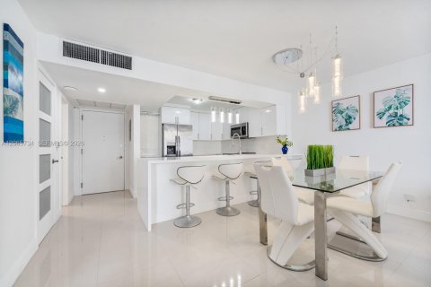Condo in Miami Beach, Florida, 1 bedroom  № 2288765 - photo 20