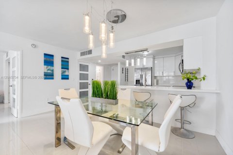 Condo in Miami Beach, Florida, 1 bedroom  № 2288765 - photo 21