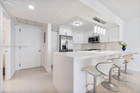 Condo in Miami Beach, Florida, 1 bedroom  № 2288765 - photo 18