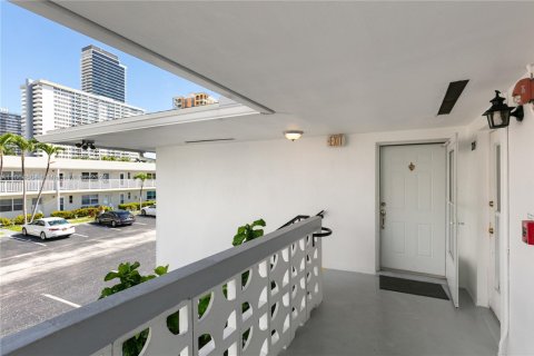 Copropriété à louer à Hallandale Beach, Floride: 2 chambres, 92.9 m2 № 1862874 - photo 25