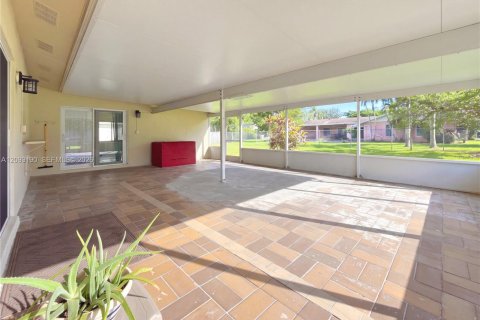 House in Miami, Florida 4 bedrooms, 193.98 sq.m. № 2384894 - photo 14