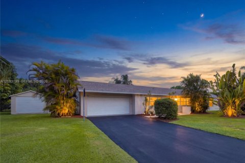 House in Miami, Florida 4 bedrooms, 193.98 sq.m. № 2384894 - photo 2