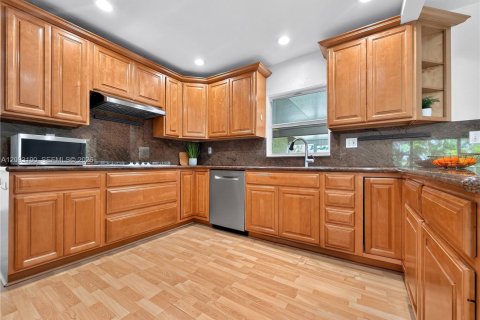 House in Miami, Florida 4 bedrooms, 193.98 sq.m. № 2384894 - photo 11