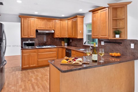 House in Miami, Florida 4 bedrooms, 193.98 sq.m. № 2384894 - photo 10