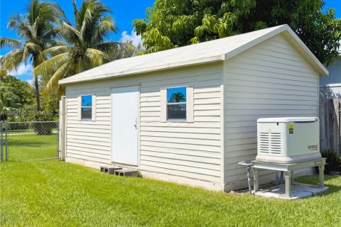 House in Miami, Florida 4 bedrooms, 193.98 sq.m. № 2384894 - photo 16