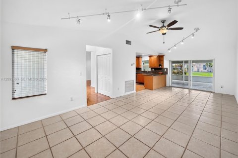 House in Miami, Florida 4 bedrooms, 193.98 sq.m. № 2384894 - photo 8