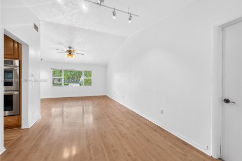 House in Miami, Florida 4 bedrooms, 193.98 sq.m. № 2384894 - photo 7