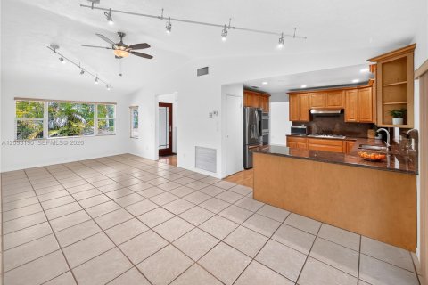 House in Miami, Florida 4 bedrooms, 193.98 sq.m. № 2384894 - photo 9