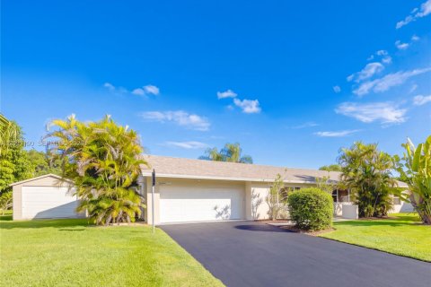 House in Miami, Florida 4 bedrooms, 193.98 sq.m. № 2384894 - photo 4