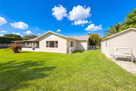 House in Miami, Florida 4 bedrooms, 193.98 sq.m. № 2384894 - photo 15