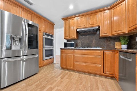 House in Miami, Florida 4 bedrooms, 193.98 sq.m. № 2384894 - photo 13