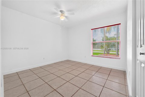 House in Miami, Florida 4 bedrooms, 193.98 sq.m. № 2384894 - photo 24