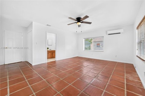 House in Miami, Florida 4 bedrooms, 193.98 sq.m. № 2384894 - photo 17