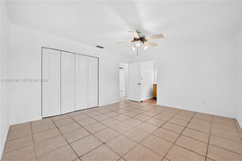 House in Miami, Florida 4 bedrooms, 193.98 sq.m. № 2384894 - photo 21