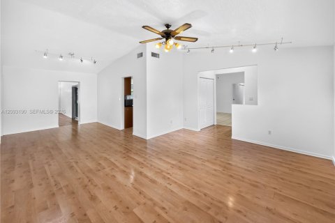 House in Miami, Florida 4 bedrooms, 193.98 sq.m. № 2384894 - photo 6