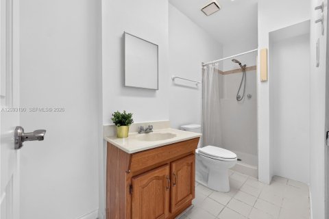House in Miami, Florida 4 bedrooms, 193.98 sq.m. № 2384894 - photo 19