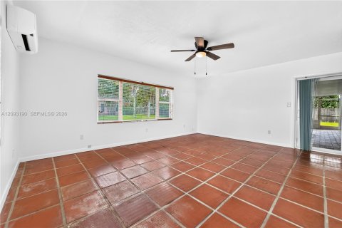 House in Miami, Florida 4 bedrooms, 193.98 sq.m. № 2384894 - photo 18