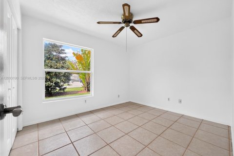 House in Miami, Florida 4 bedrooms, 193.98 sq.m. № 2384894 - photo 23
