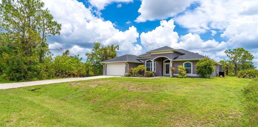 House in Port Charlotte, Florida 3 bedrooms, 169.27 sq.m. № 1800382