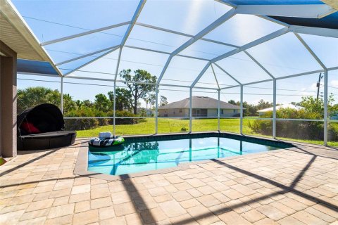 House in Port Charlotte, Florida 3 bedrooms, 169.27 sq.m. № 1800382 - photo 22