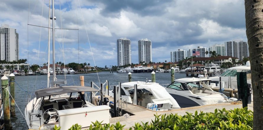 Condominio en Aventura, Florida, 2 dormitorios № 1985549