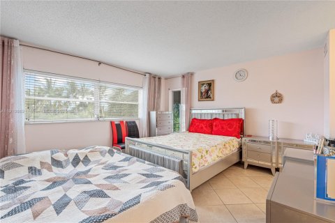 Condominio en venta en Hallandale Beach, Florida, 2 dormitorios, 95.41 m2 № 1966045 - foto 30