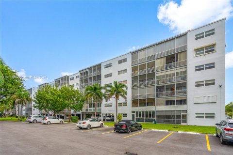 Condominio en venta en Hallandale Beach, Florida, 2 dormitorios, 95.41 m2 № 1966045 - foto 1