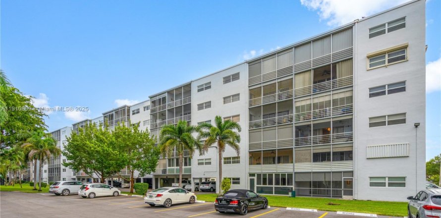 Condominio en Hallandale Beach, Florida, 2 dormitorios  № 1966045