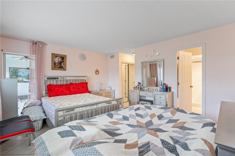 Купить кондоминиум в Халландейл-Бич, Флорида 2 спальни, 95.41м2, № 1966045 - фото 1