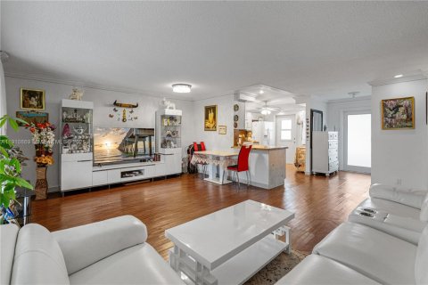 Condominio en venta en Hallandale Beach, Florida, 2 dormitorios, 95.41 m2 № 1966045 - foto 16