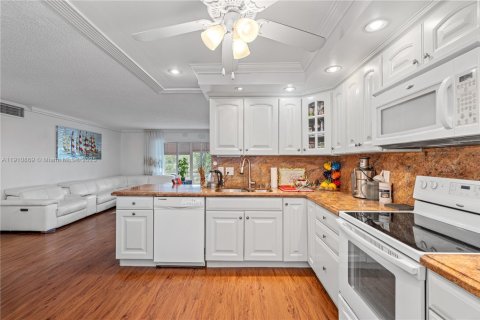 Condominio en venta en Hallandale Beach, Florida, 2 dormitorios, 95.41 m2 № 1966045 - foto 13