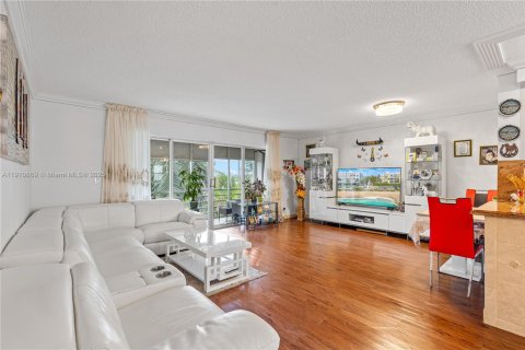 Condominio en venta en Hallandale Beach, Florida, 2 dormitorios, 95.41 m2 № 1966045 - foto 19