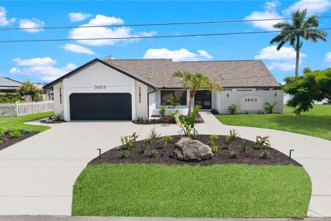 Villa ou maison à vendre à Cape Coral, Floride: 3 chambres, 195.84 m2 № 2386527 - photo 2