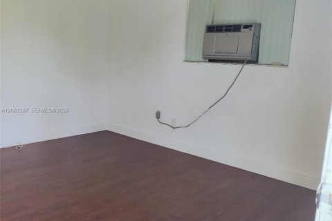 Commercial property in Miami, Florida 1 bedroom, 159.98 sq.m. № 2067739 - photo 13