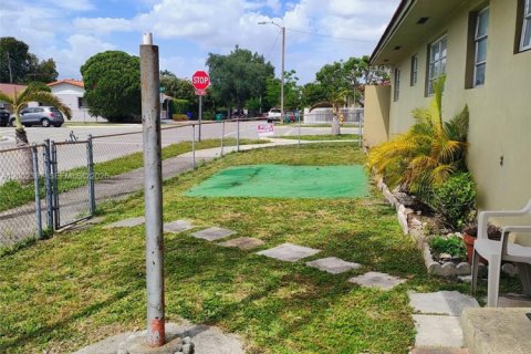 Commercial property in Miami, Florida 1 bedroom, 159.98 sq.m. № 2067739 - photo 10