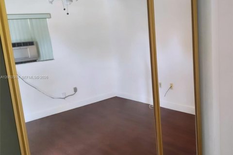 Commercial property in Miami, Florida 1 bedroom, 159.98 sq.m. № 2067739 - photo 15