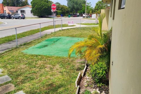 Commercial property in Miami, Florida 1 bedroom, 159.98 sq.m. № 2067739 - photo 12