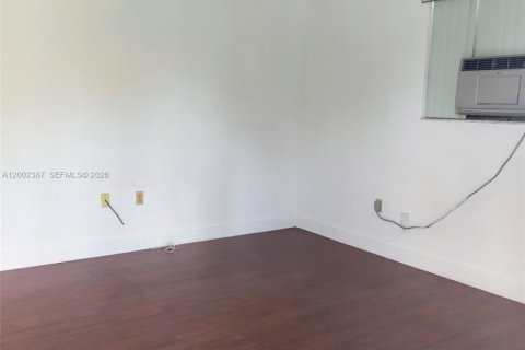 Commercial property in Miami, Florida 1 bedroom, 159.98 sq.m. № 2067739 - photo 6