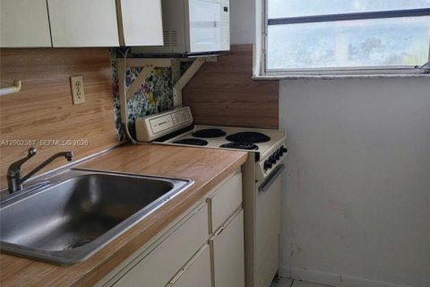 Commercial property in Miami, Florida 1 bedroom, 159.98 sq.m. № 2067739 - photo 2