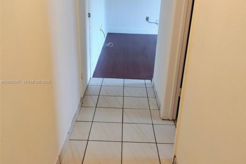 Commercial property in Miami, Florida 1 bedroom, 159.98 sq.m. № 2067739 - photo 4