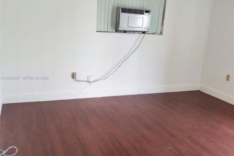 Commercial property in Miami, Florida 1 bedroom, 159.98 sq.m. № 2067739 - photo 7
