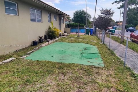 Commercial property in Miami, Florida 1 bedroom, 159.98 sq.m. № 2067739 - photo 11