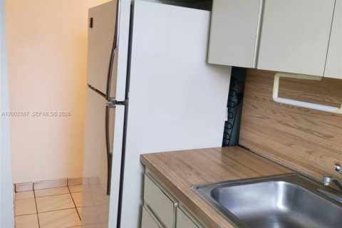 Commercial property in Miami, Florida 1 bedroom, 159.98 sq.m. № 2067739 - photo 3