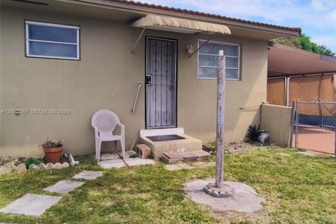 Commercial property in Miami, Florida 1 bedroom, 159.98 sq.m. № 2067739