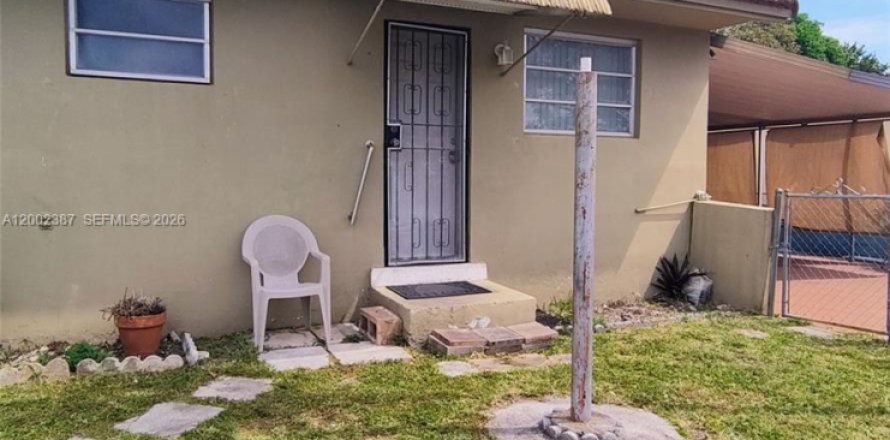 Commercial property in Miami, Florida 1 bedroom, 159.98 sq.m. № 2067739