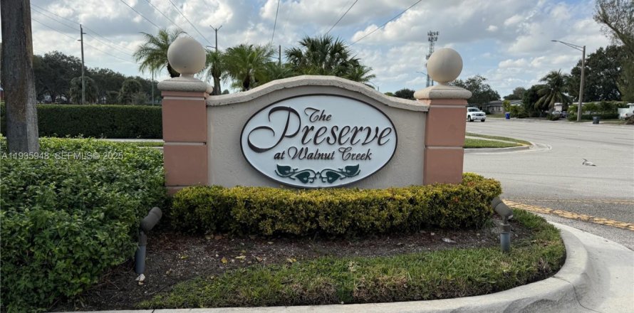 Кондоминиум с 3 спальнями в Пемброк-Пайнс, Флорида № 1994008