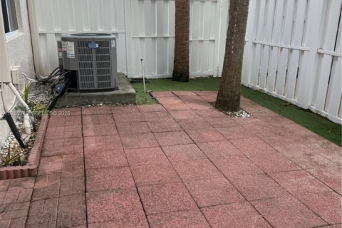 Купить кондоминиум в Пемброк-Пайнс, Флорида 3 спальни, 95.13м2, № 1994008 - фото 11