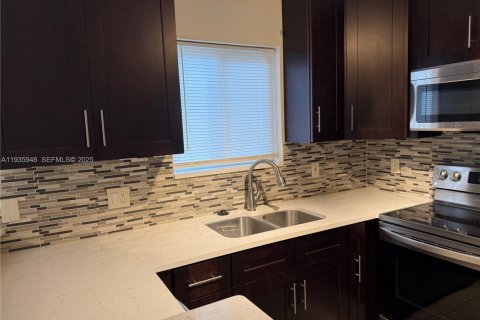 Купить кондоминиум в Пемброк-Пайнс, Флорида 3 спальни, 95.13м2, № 1994008 - фото 27