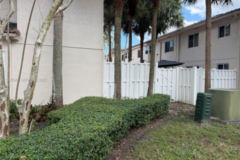 Купить кондоминиум в Пемброк-Пайнс, Флорида 3 спальни, 95.13м2, № 1994008 - фото 2