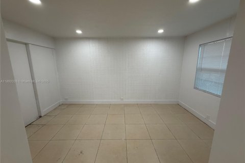 House in Riviera Beach, Florida 3 bedrooms, 101.64 sq.m. № 1946203 - photo 6